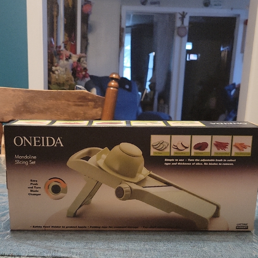Oneida Golden-Brown Kitchen Utensil Box with Elegant Accents